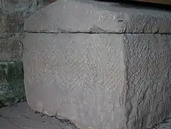 Weiterer Sarkophag mit Fischgrätenmuster Stirnseite