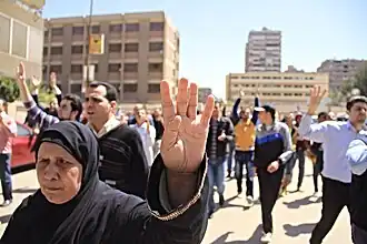 Alte Frau mit R4bia-Gruß