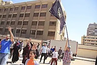 Auch Frauen und Kinder neben verbotener R4bia-Flagge