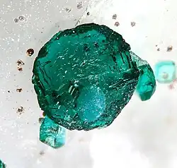 Etwa 1 mm breiter Pseudomalachit-Kristall aus der Miguel Vacas Mine, Pardais, Évora District, Portugal