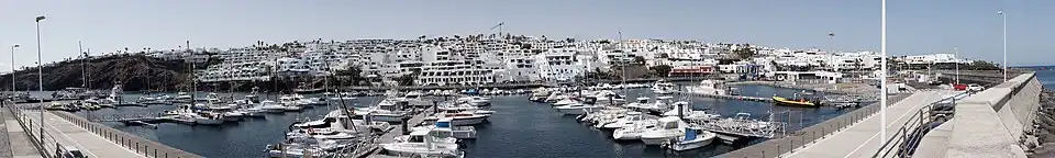 Blick auf den Hafen von Puerto del Carmen
