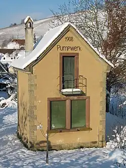 Kleines Pumpwerk zur Wasserversorgung in Niederweiler, Baujahr 1908, Foto Dezember 2010