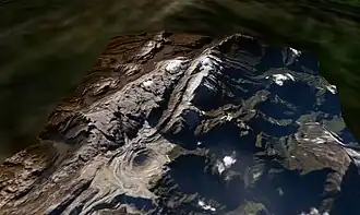 Satellitenaufnahme des Puncak Jaya (Mitte 2005), links vorne die Kupfermine und Gletscherreste oben rechts. Der Gipfel befindet sich oben am äußersten Punkt der zentralen Rippe.