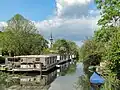 Puttershoek, Kanal und Kirche im Hintergrund