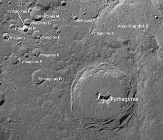 Pythagoras mit Nebenkratern (Norden oben; LROC-WAC)