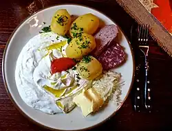 Erzgebirgische Variante: Quark mit Leinöl, Butter, Blut- und Leberwurst, Zwiebeln, Salzkartoffeln
