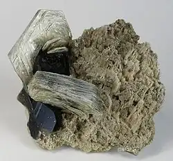 Rauchquarz und Muskovit auf Mikroklin aus der „Little Three Mine“, San Diego County, Kalifornien (Größe&nbsp;6,8&nbsp;cm&nbsp;×&nbsp;6,8&nbsp;cm&nbsp;×&nbsp;2,4&nbsp;cm)