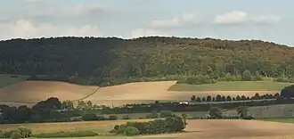 Blick von Rhoden nordostwärts über die A&nbsp;44 hinweg zum Quast
