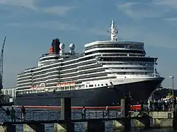 Queen Elizabeth wendet am 24.&nbsp;Juli 2012 auf der Innenförde in Kiel