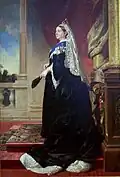 Queen Victoria mit Krone, Spitzenschleier, Juwelenhalsband, schwarzem Taftjäckchen mit Trompetenärmeln, Ordensband, Orden, Fächer; Gemälde von Winterhalter, um 1880