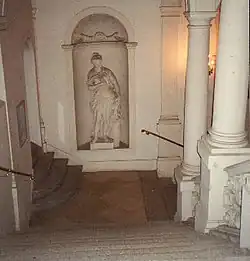 Treppe mit Nischenfigur