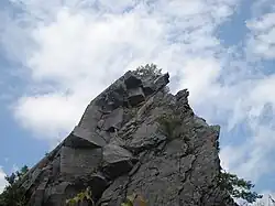 Felsformation mit Kletterer