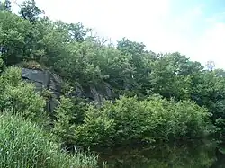 Mit Wasser gefüllter Steinbruch