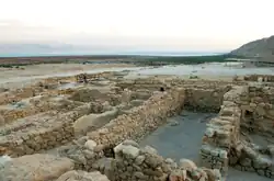 Freigelegte Baureste von Locus 30 im Erdgeschoss, das eine lange, schmale Halle war