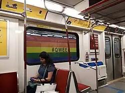 Queen, Toronto: Regenbogenfarbene Wände mit Hashtag #QWEEN während der CSD-Saison 2019; der Name spielt auf den Stationsnamen und einen Ausdruck aus der Drag-/LGBT-Szene an