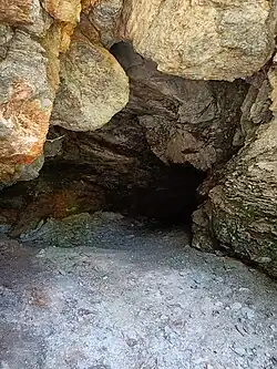 Blick in die Rätia-Höhle vom Eingang aus
