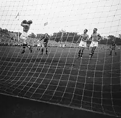 Top-Derby in der schwedischen Top-Liga Allsvenskan Råå - HIF 1950. Råå-Keeper Stig „Nina“ Malmqvist schnappt sich den Ball vor Åke Jönsson von HIF. Rechts warten die Råå-Spieler Åke Olsson und Dammis Karlsson. Sven „Flua“ Persson von HIF ganz rechts.