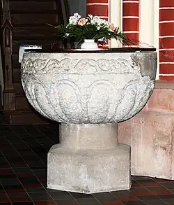 Taufstein mit neuzeitlicher Ergänzung