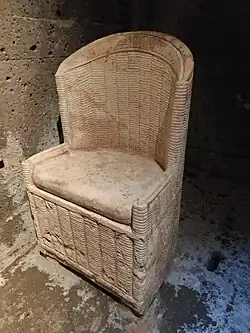 Steinerne Überlieferung des Aussehens eines Korbsessels aus dem 2.&nbsp;Jh., Römergrab Köln-Weiden, Foto&nbsp;(2019)