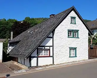 Römerstr. 3, charakteristisch die tief heruntergezogene Wetterseite