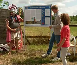 Enthüllung einer neu bearbeiteten Informationstafel mit dem Bürgermeister von Hemmingen, Jan Dingeldey (Mitte), 2025