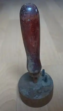 Elektrisch erhitzbarer Fellstempel