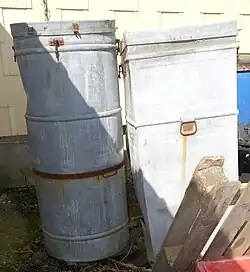 Zwei „Mottenkapseln“ zum Aufbewahren von Pelzen in Privathaushalten (Anfang 20.&nbsp;Jh.)