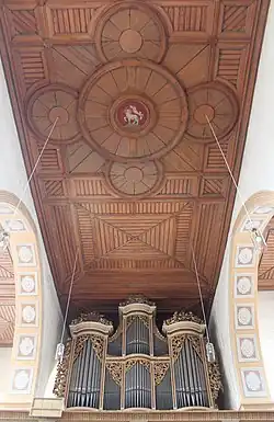 Flachdecke von 1896/97 mit der Silbermann-Orgel (1721)