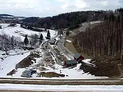 Blick von der Dammkrone ins Müglitztal (2. April 2006)