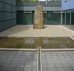 Stein (Granit Bleu de vire aus der Normandie) (2012) – Evangelisches Kirchenzentrum Kronsberg[10]