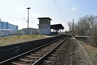 Der Bahnhof Stralsund Rügendamm, Blick auf den Bahnsteig Richtung Stralsund Hbf im Jahr 2021