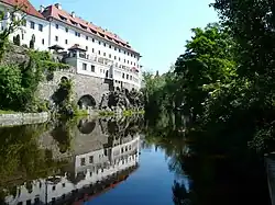 Historisches Gebäude mit der Moldau im Vordergrund