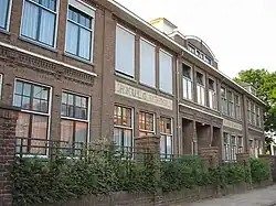 Ein Schulgebäude in Tiel, Gelderland. Große Fenster an der Fassade.