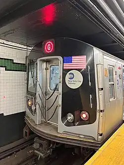 U-Bahn am Bahnsteig von schräg vorne