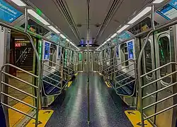 Innenraum eines 3,05&nbsp;Meter breiten Fahrzeugs der Baureihe R211A der New York City Subway mit Längssitzen