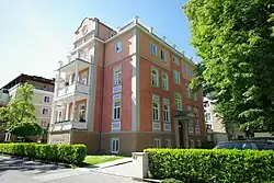 Nordostfassade der Villa Romana im Mai 2012