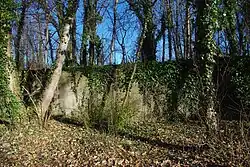 Ufermauer unterhalb der Luitpoldbrücke