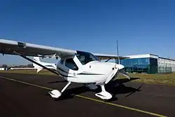 REMOS GXNXT vor dem Werk in Pasewalk