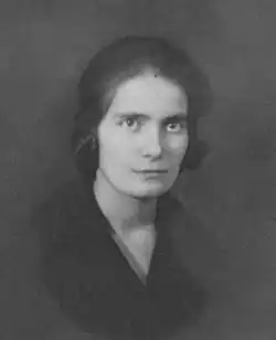 Gesichtsaufnahme in schwarzweiß von vorne ab unteren Schulterblatt.