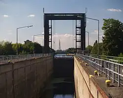 Leere Schleusenkammer der Schleuse Wanne-Eickel, Unterwasser-Hubtor geschlossen