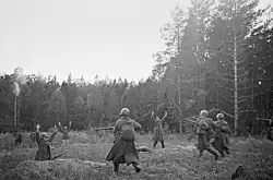 Deutsche Soldaten ergeben sich sowjetischen Soldaten nahe dem Dorf Witowka an der Brjansker Front, 1941