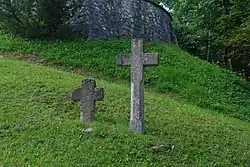 Zwei der drei Steinkreuze