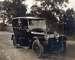 Kaiserlicher Leibwagen von Rába mit der Kaiserkrone auf Laternen und Tür