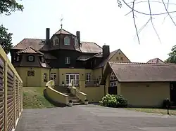 Puttenrelief und historischer Spruch auf der Bergseite