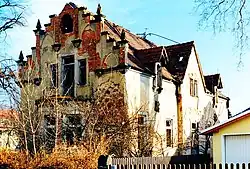 Zillerstraße, Foto 1999. Westgiebel und Südseite des Gotischen Hauses