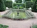 Wasserbassin mit Sphinx (unterer Garten)