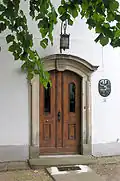 Haustür mit Schlussstein und noch in die Wand eingelassenem Wappen, 2008