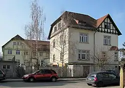 Villa im Vordergrund, Produktionsgebäude im Hintergrund (linker Teil)