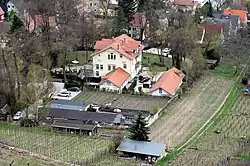 Haus Jordan mit Nebengebäuden und Gartenanlage. Blick vom Spitzhaus