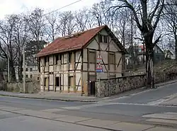 Meißner Straße&nbsp;172 (2015), rechts dahinter die Gartenseite der Villa Borstraße 17